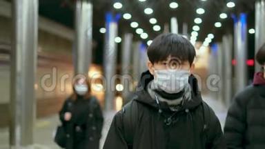 冠状病毒韩国地铁。 韩国人戴呼吸面罩。 曼地铁站