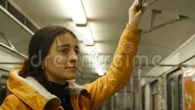 美丽的黑发女子站在地铁里。 脸上露出笑容.. 特写