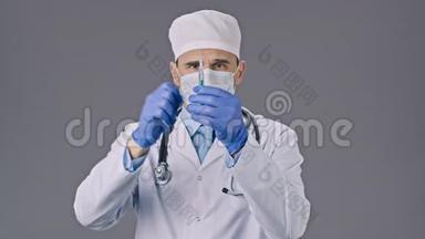 穿着制服和口罩的实验室技术员拿起注射器，倒一些液体