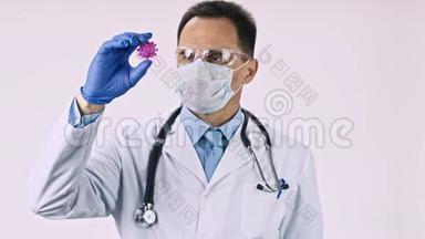穿着制服戴口罩的中年实验室技术人员在看病毒细胞