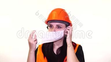 穿工作服的女建筑<strong>工人</strong>在白色背景上脸上戴医用<strong>口罩</strong>。