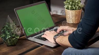 桌上的人正在<strong>绿色</strong>笔记本电脑屏幕上浏览互联网。 在一个<strong>光线</strong>充足，舒适的公寓里。 一个人在工作