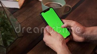 男人手里拿着智能手机，手里拿着绿色屏幕，男人手里拿着带有色度的手机