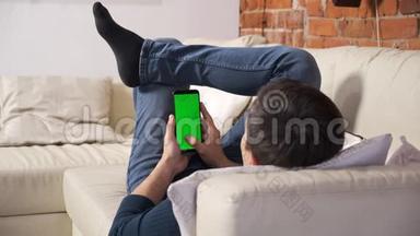 男人手里拿着智能手机，手里拿着绿色屏幕，男人手里拿着带有色度的手机