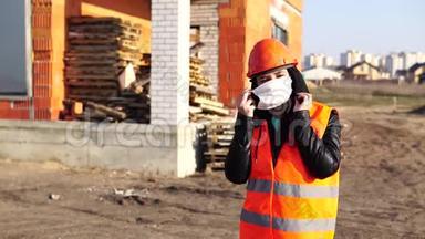 女施工人员穿工作服，在施工区域上戴医用口罩。