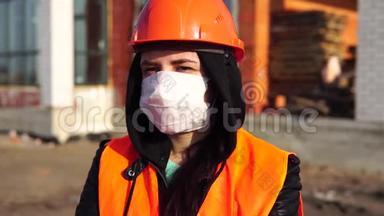 在建房屋背景上佩戴医用<strong>口罩</strong>和工作服的女建筑<strong>工人</strong>画像。