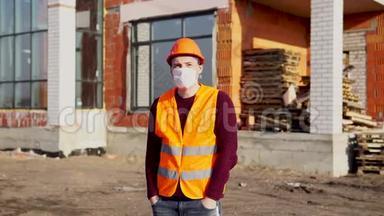 在建房屋背景上戴医用<strong>口罩</strong>、工作服的男建筑<strong>工人</strong>画像。