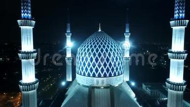 苏尔坦萨拉赫丁·阿卜杜勒·阿齐兹·沙阿<strong>清真</strong>寺的空中夜景，也被称为蓝色<strong>清真</strong>寺，位于沙阿莪、M的蓝色<strong>清真</strong>寺