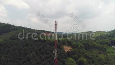 4k空中电视电信塔，配有用于手机、无线电发射机的天线