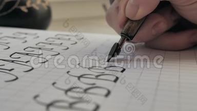 近距离侧视跟随着一支钢笔的镜头，用一只手在白色的笔记本上写字母B。