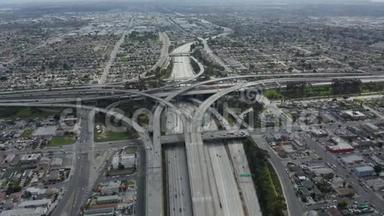 埃雷利亚：壮观的法官普雷格森高速公路显示了多个道路，桥梁，Viaducts与<strong>小汽车</strong>交通在洛杉矶