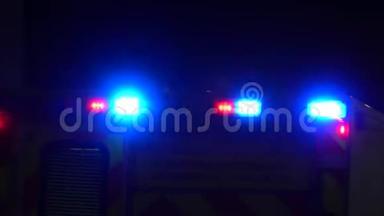 英国紧急救护车辆，夜间蓝灯闪烁