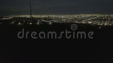 <strong>星光</strong>：壮观的飞越李山和好莱坞标志夜间与洛杉矶城市景观灯