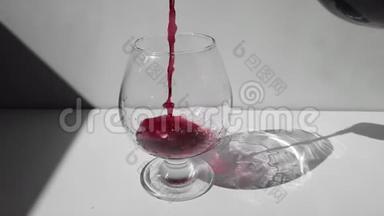 红酒倒在白桌上的杯子里
