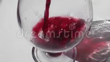 红酒倒在白色桌子上的杯子里，紧靠着