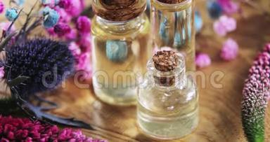 香水，<strong>香味</strong>，玻璃瓶中的<strong>香味</strong>，在新鲜的花朵中，侧视。