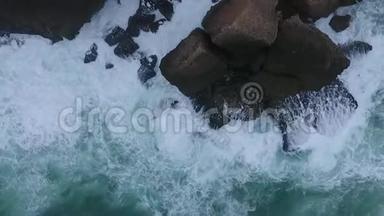 阿曼苏丹国Salalah、海浪和岩石<strong>坠落时</strong>无人机的惊人射击
