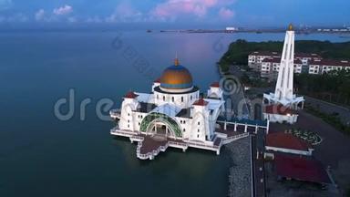 空中观景梅拉卡海峡清真寺是一座清真寺，位于马来西亚马六甲市人造马六甲岛上。