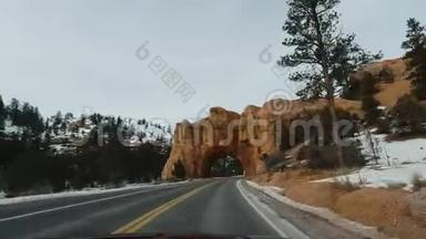在冬天的时候开车穿过红峡谷。 美国犹他州