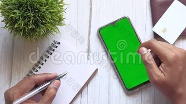 绿色屏幕手机人使用智能手机浏览和点击。