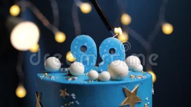 生日蛋糕数字<strong>99</strong>星天和月的概念，蓝色蜡烛是火的打火机，然后吹出来。 复制空间