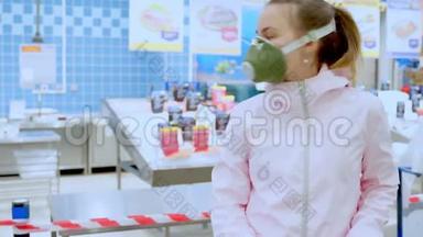 一个戴着医疗面具的悲伤的女人站在一家超市里，拿着一辆购物车。 个人防护设备