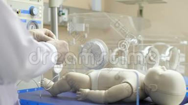 一名儿科医生给一名新生儿戴上皮肤探针。