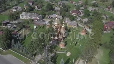 在乌克兰Vorokhta村的喀尔巴阡山上，从空中<strong>到老</strong>高架桥，从空中<strong>到</strong>东正教教堂