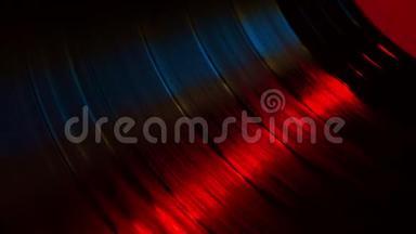 迪斯科舞厅<strong>红色光线</strong>中旋转乙烯基唱片的碎片