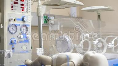 一个儿科医生在婴儿散热器/除尘器单元上的调试设置。