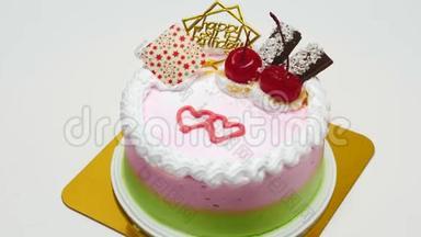 用樱桃和巧克力棒装饰的小生日蛋糕。