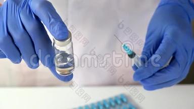 医生或护士戴蓝色手套，拿着注射器和透明瓶，装有<strong>疫苗</strong>并出示<strong>疫苗</strong>、<strong>疫苗</strong>和免疫接种