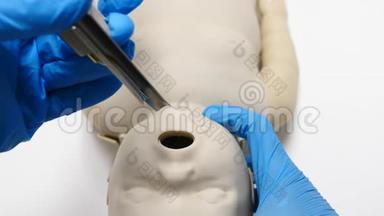 医生用新生儿人体模型插入新生儿喉镜。
