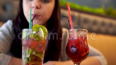 一位美丽的年轻女子正在咖啡馆里喝健康的<strong>冰沙</strong>。 这个女孩正在享受地喝<strong>冰沙</strong>。