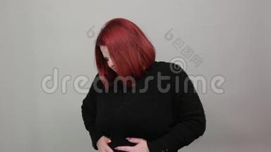 穿黑色毛衣的胖女人肚子疼，肚子疼