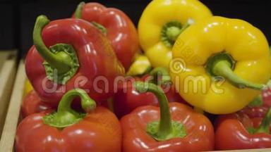 杂货店<strong>货架</strong>上放着红黄胡椒的特写。 五颜六色的<strong>蔬菜</strong>在零售商店出售。 素食