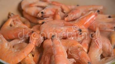 <strong>大王</strong>虎虾在锅里解冻。 特写镜头。 烹饪前的准备阶段。 冷藏海鲜