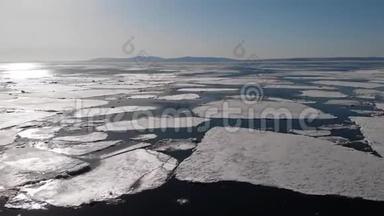 <strong>海参</strong>崴托卡雷夫斯基灯塔的海冰覆盖