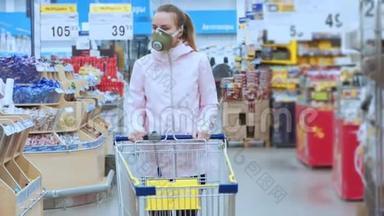 一个戴着医疗面具的悲伤的女人带着购物车在超市里走着。 个人防护设备