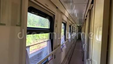 有车窗的火车车厢，旧的内饰，火车在运动。