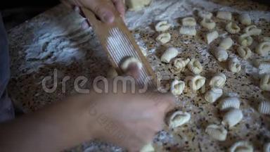 揉制自制面食.. 诺奇是一种意大利面食，由土豆、面粉制成