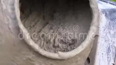 水泥浆与砂砾石在混凝土搅拌机中搅拌的过程