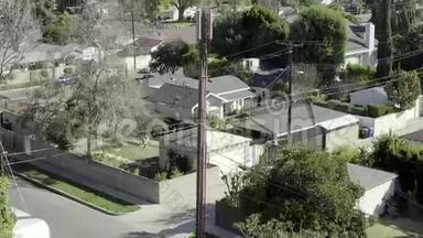 洛杉矶郊区住宅3G/4G电池塔的空中飞行显示