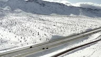 <strong>高速</strong>公路穿过积雪覆盖的山坡，空中侧卡车视野