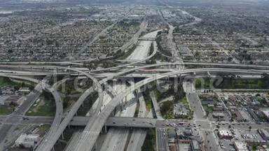 埃雷利亚：壮观的法官普雷格森高速公路显示了多个道路，桥梁，Viaducts与<strong>小汽车</strong>交通在洛杉矶
