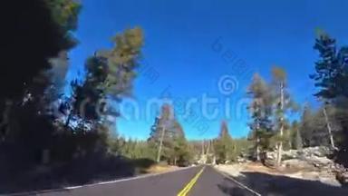公路之旅，在公路上<strong>乘车</strong>，约塞米蒂山谷，约塞米蒂国家公园，美国加利福尼亚州。