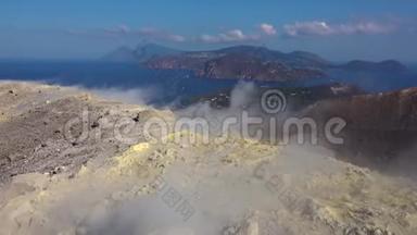 火山气体通过富萨火山口脊上的富马尔斯出口，瓦肯诺岛。 利帕里群岛。 地中海，<strong>蓝色</strong>