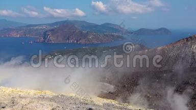 火山气体从瓦肯诺岛的福萨火山口的富马耳流出。 利帕里群岛的景色。 地中海