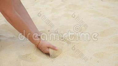 穿比基尼的女人在<strong>海边玩沙子</strong>