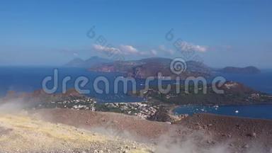 火山气体从瓦肯诺岛的福萨火山口的富马耳流出。 利帕里群岛的景色。 地中海